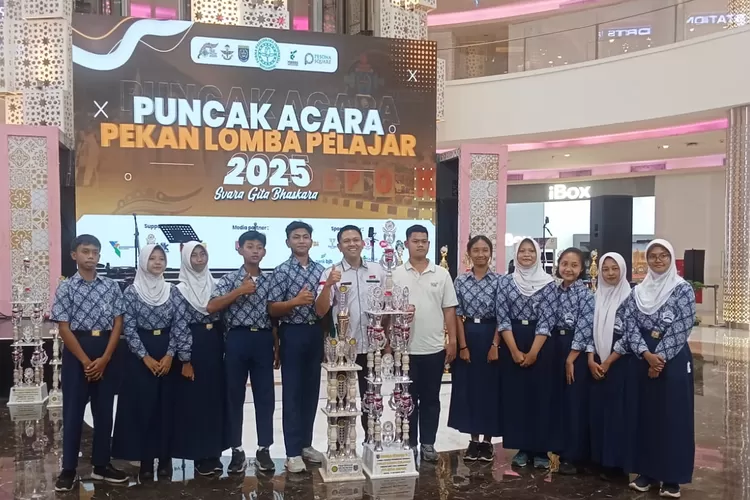 Foto bersama usai pembagian piala dalam ajang Pekan Lomba Pelajar Kota Depok 2025 Svara Gita Bhaskara.  (ANDIKA EKA/RADAR DEPOK)
