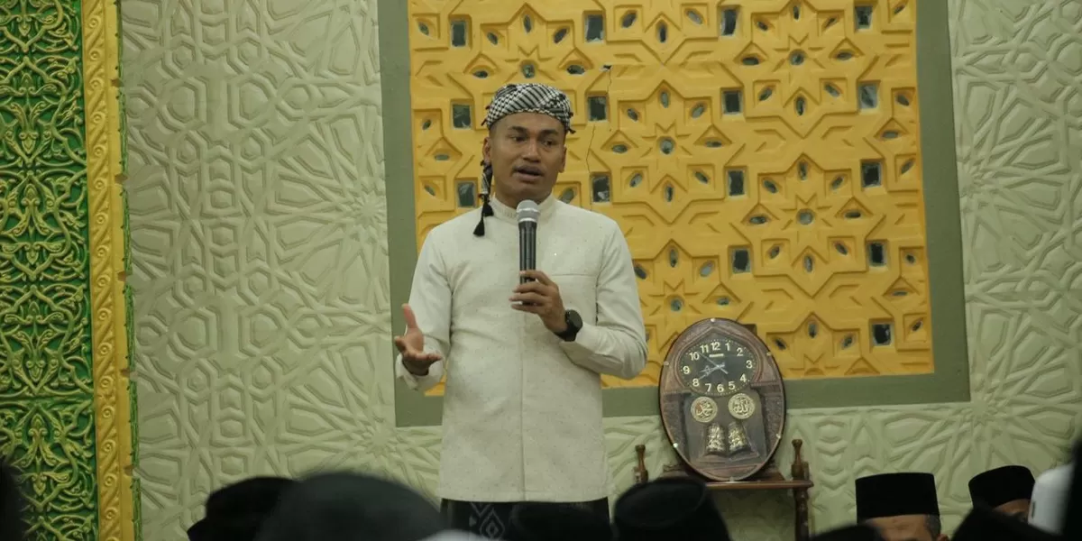 Foto: Bupati Abdya Safaruddin saat memberikan sambutan dalam acara doa dan dzikir bersama dalam rangka memperingati HUT Abdya ke 24 di Mushalla Pendopo Bupati setempat yang juga serentak di seluruh mesjid dan mushalla dalam wilayah Abdya, Kamis (9/4/2026) malam