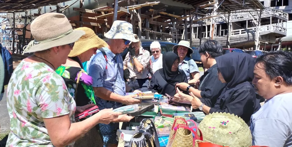 Terpukau Pinisi Bulukumba, 90 Turis Asing dari Lima Negara Datangi Tana Beru.