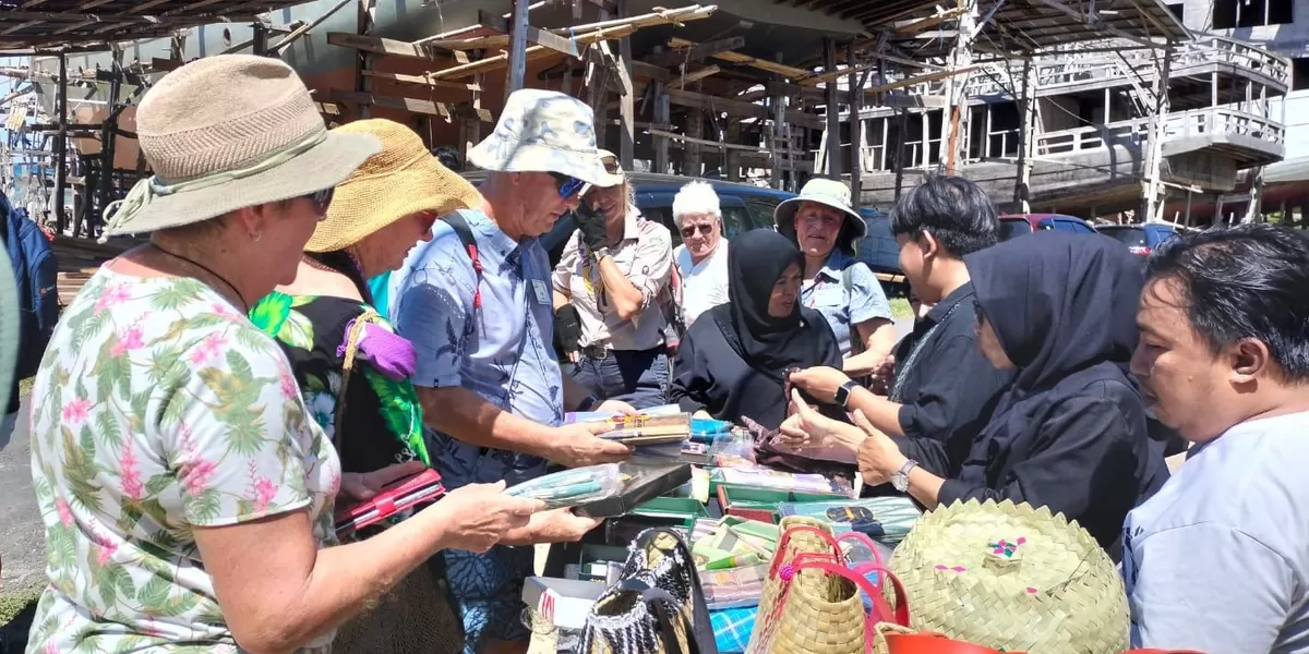 Terpukau Pinisi Bulukumba, 90 Turis Asing dari Lima Negara Datangi Tana Beru.
