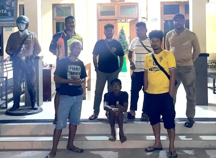 Pelaku Curanmor berinisal RI saat ditahan di Mapolsek Abepura, Kamis (9/1/2025).(CEPOSONLINE.COM/Humas Polresta)