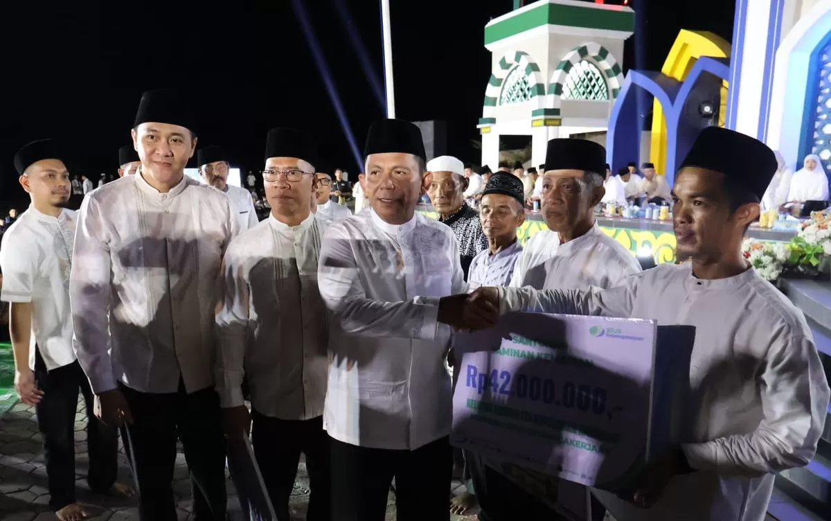 Gubernur Kepri Ansar Ahmad menyerahkan bantuan dari Pemprov Kepri secara simbolis. (Foto:Diskominfo Pemkab Anambas)