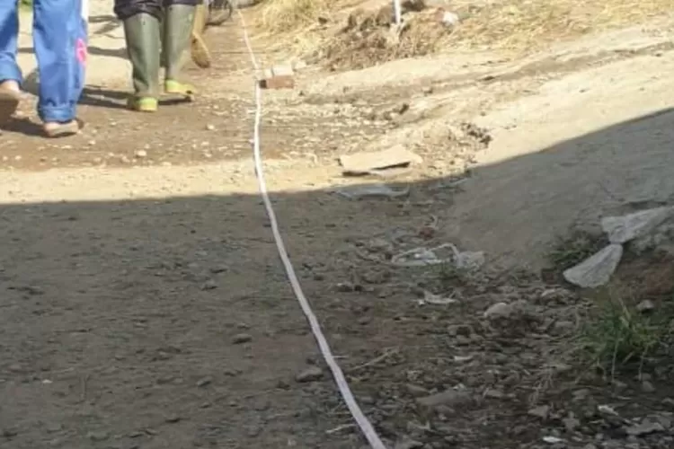 Pengukuran Jalan Akses Warga Rw 05 Desa Cikahuripan (GoraJuara.com/dok AKSI)