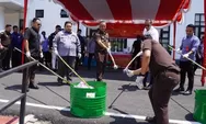 Tegas Tanpa Kompromi! Kejari PALI Blender Sabu dan Potong Senpi Jadi Besi Rongsokan