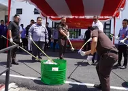 Tegas Tanpa Kompromi! Kejari PALI Blender Sabu dan Potong Senpi Jadi Besi Rongsokan