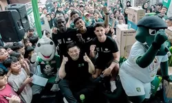 Kunci Semangat Kejar Gelar Liga 1 Indonesia : Dekatnya Hubungan Pemain Persebaya dan Bonek