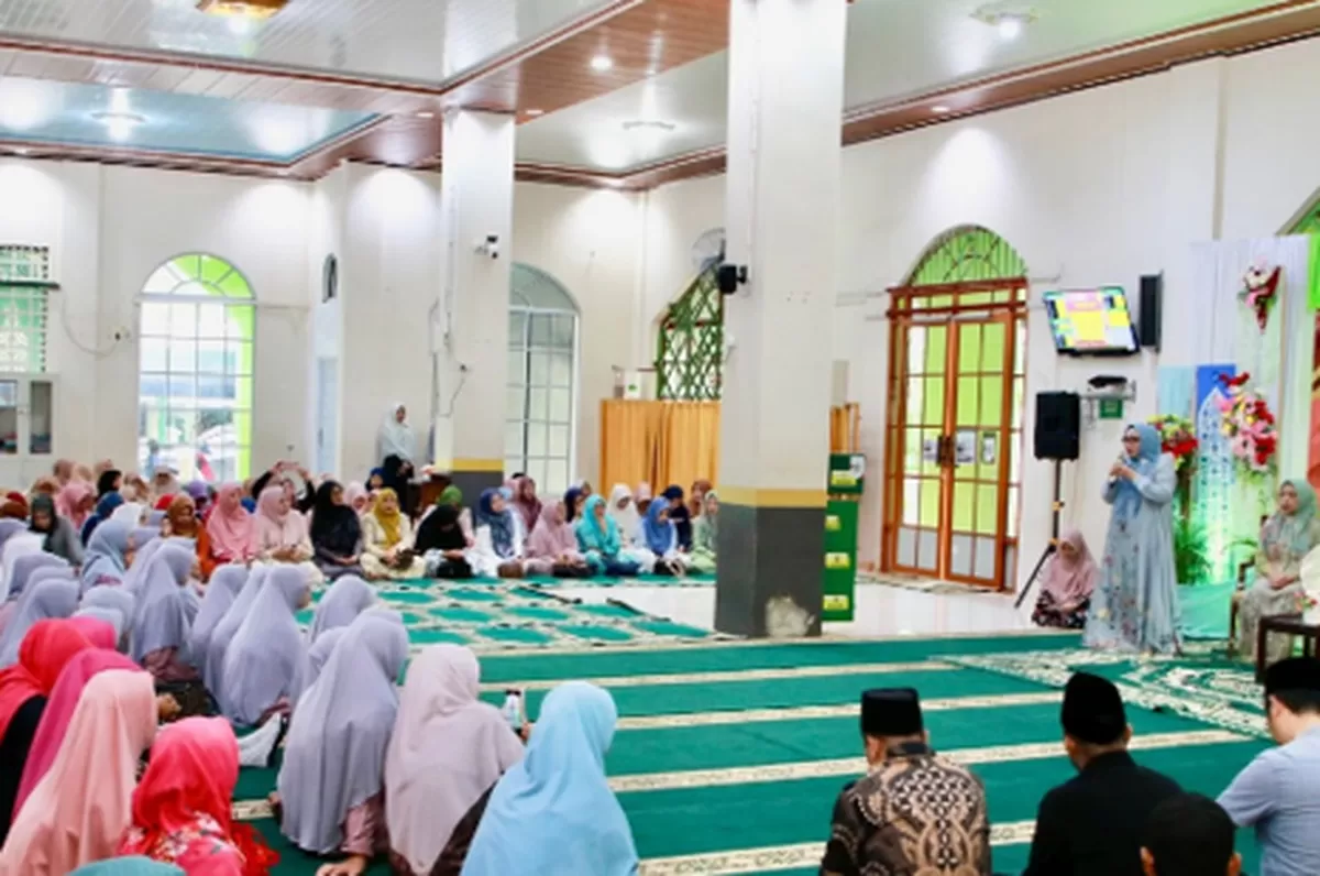 Ketua TP-PKK Kota Batam, Erlita Amsakar saat menyampaikan sambutan pada kegiatan Pembinaan Akhlak Mulia di Perumahan Bumi Sakinah, Kecamatan Sagulung. (Foto: Diskominfo Batm)