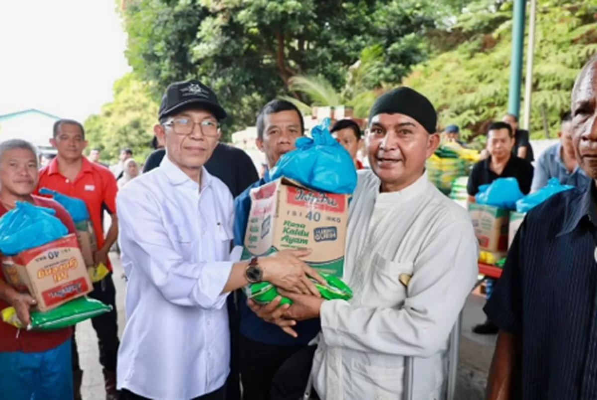 Walikota Batam menyerahkan bantuan sembako pada salah satu warga. (Foto:Diskominfo Batam)