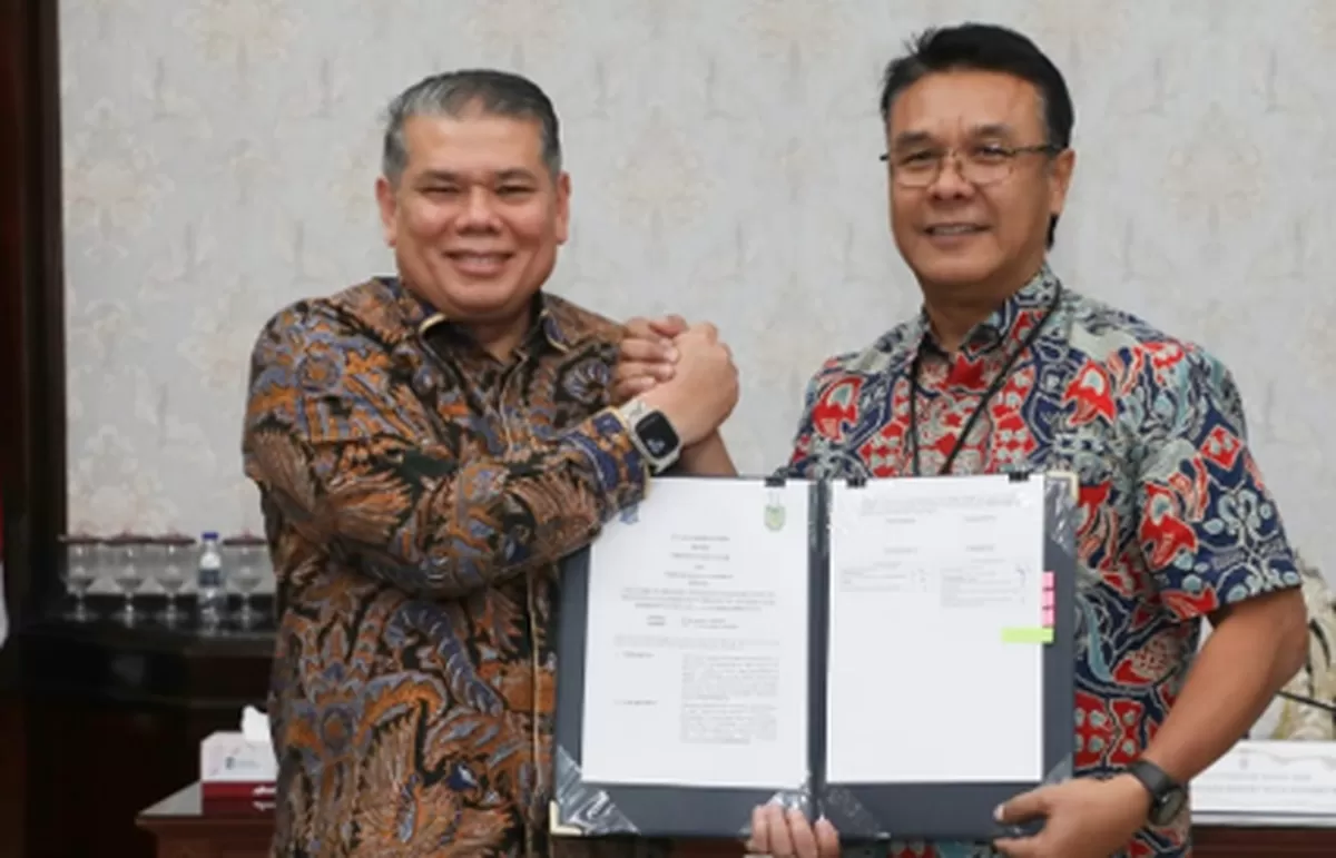 Asisten Pemerintahan dan Kesejahteraan Rakyat Sekda Kota Batam, Yusfa Hendri foto bersama perwakilan Pemko Surabaya sambil memperlihatkan nota kerjasama. (Foto: Diskominfo Batam)