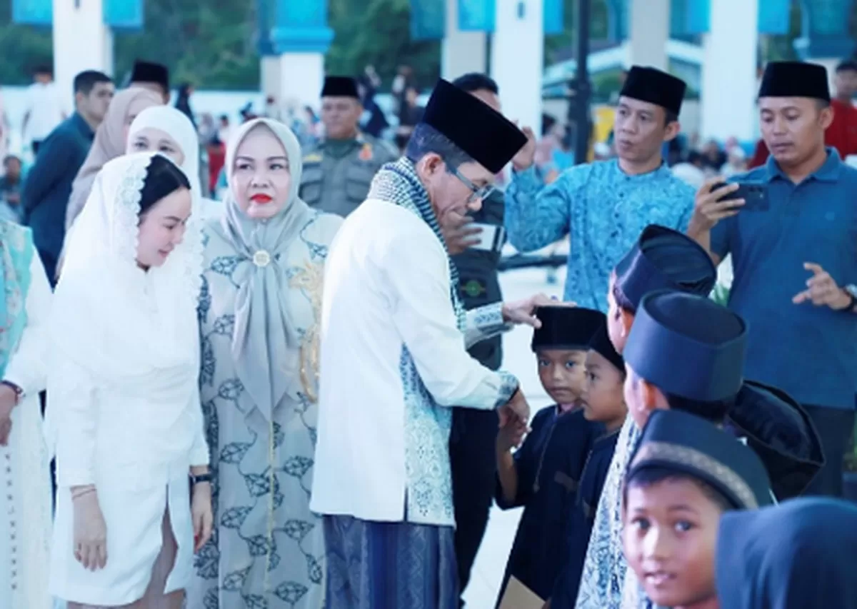 Walikota Batam Amsakar Achmad saat menyerahkan santuan pada anak yatim saat menggelar buka puasa bersama. (Foto: Diskominfo Batam)