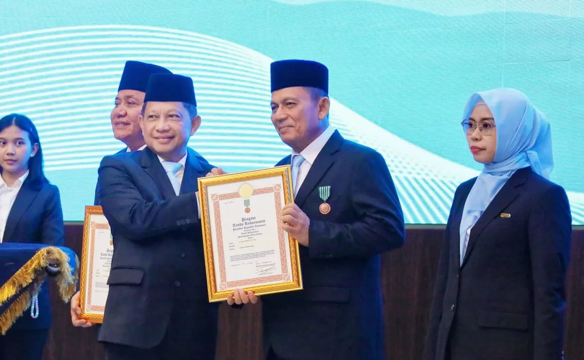 Gubernur Kepri Ansar Ahmad menerima piagam tanda kehormatan Satyalancana Wira Karya Bidang Pemerintahan dalam Pengelolaan, Pengembangan, dan Pembangunan Kelautan dan Perikanan Tahun 2025 dari Mendagri Muhammad Tito Karnavian di Jakarta, Senin 1 Juni 2026. (Humas Mendagri)