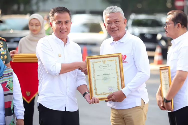 Penghargaan komitmen pada kesejahteraan masyarakat lanjut usia (Lansia) diserahkan Pj Gubernur Jawa Barat, Bey Machmudin dan diterima langsung Pj Wali Kota Bandung, Bambang Tirtoyuliono.
