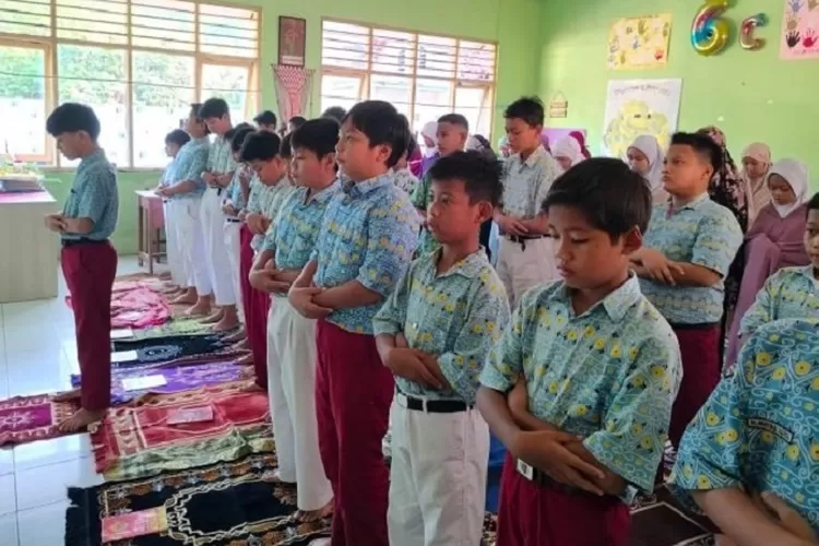 Pelaksanaan Salat Dhuha berjamaah di SDN Depok Baru 1 sekolahnya yang terletak di Jalan Semangka 7, Kelurahan Depok Jaya, Kecamatan Pancoranmas. (DOK SEKOLAH)