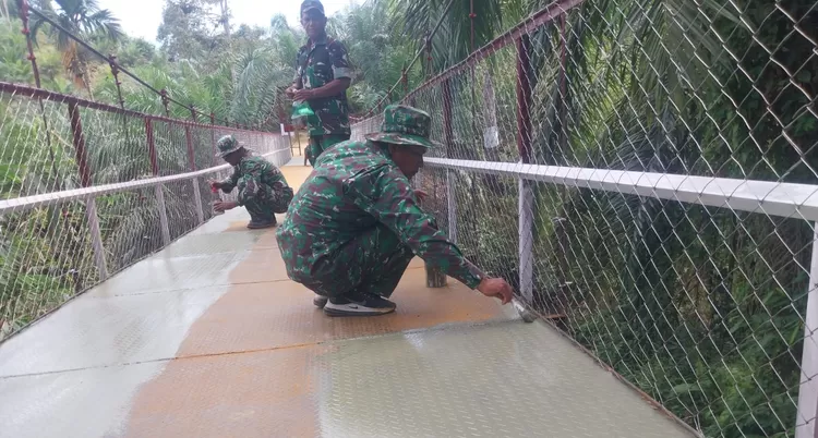 TNI AD melalui Kodim 0209/Labuhanbatu menuntaskan perbaikan Jembatan Gantung Perintis di Dusun Patihe Jae, Desa Sampean, Kecamatan Sei Kanan, Kabupaten Labuhanbatu Selatan, Senin (23/2/2026).