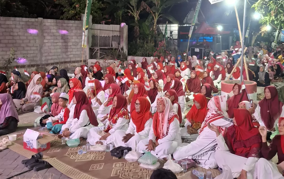 Para pengunjung pengajian tampak mengenakan seragam merah putih. (As'ad Choirudin/SketsaNusantara.id)