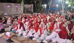 Kompak Kenakan Seragam Merah Putih, Ribuan Pengunjung Pengajian di Jombang Lantunkan Shalawat Peringati HUT RI dan Doakan Kesuksesan Muktamar NU 2026