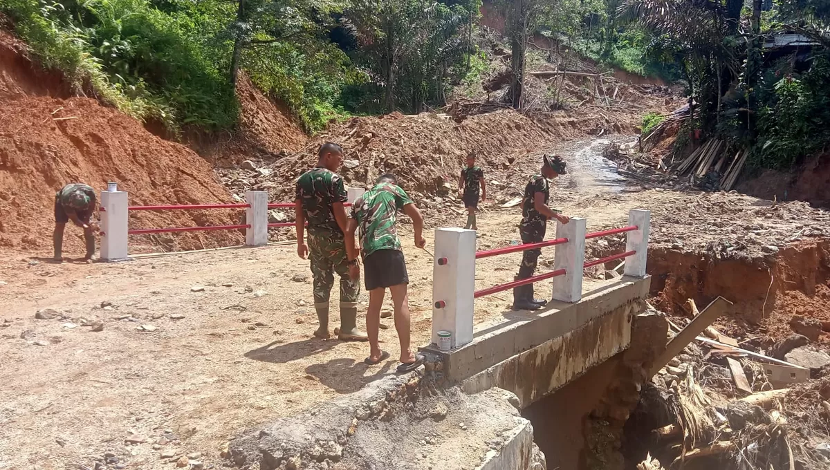 Satgas Penanggulangan Bencana Alam (Gulbencal) Kodam I/Bukit Barisan melalui Kodim 0211/TT menuntaskan perbaikan jembatan beton di Titik VI aliran Sungai Sigiring Giring, Lingkungan IV, Kelurahan Hutanabolon, Kecamatan Tukka, Senin (23/2/2026). (Kalimantansatu.com/Dok. Pendam I/Bukit Barisan)