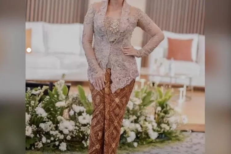 kebaya wisuda moderno untuk badan gemuk