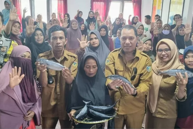 Proses penyaluran ikan segar oleh Dinas Perikanan Kabupaten Donggala untuk menekan angka stunting di kabupaten itu. (Foto: IST).
