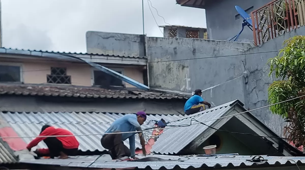 Program Ganti Atap Rumah Wartawan yang digagas oleh PT Sirkular Karya Indonesia (SKI) bersama Promedia Group terus berlanjut. Kini menyasar ke rumah jurnalis Indotren.com Asni Ovier di Perumahan Cenning Ampe, Sukmajaya, Depok, Jawa Barat. (Kalimantansatu.com/Dok. Promedia Group)