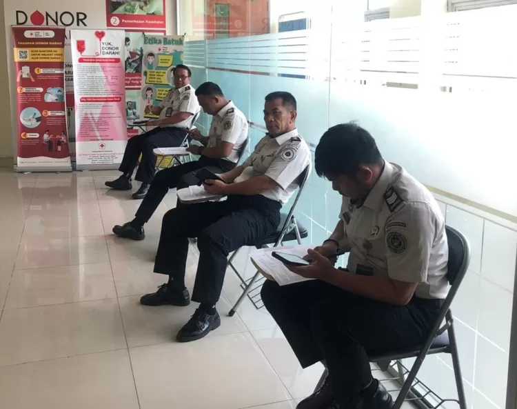 Pegawai Lapas Kelas IIA Batam saat menunggu giliran aksi donor darah di kantor PMI Batam. (foto:ist)