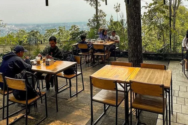 kafe Pasir Angin Pas Bogor, tempat yang sangat rekomendasi buat nongkrong dan mengisi liburan Natal dan Tahun Baru bareng pacar. (sumber: Instagram Pasar Angin Pas)