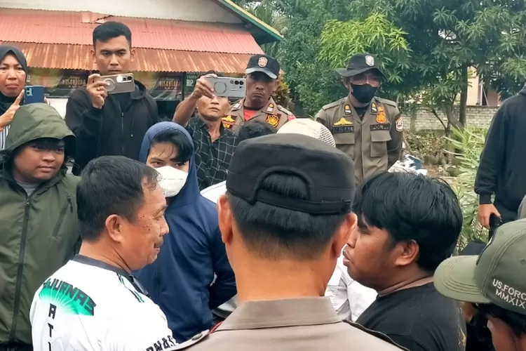 Sikap tenang, dan rendah hati Sekretaris Daerah Pemkab Morowali, Yusman Mahbub, temui Aliansi Mahasiswa yang sedang melakukan aksi demonstrasi di depan kantor Dinas Pendidikan. Tampak raut wajah senyum  (Iwan metrosulteng)