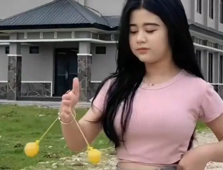 Lato-lato yang sempat populer di Indonesia pada tahun 2022-2023. (Instagram / @nesya_gemoy_)