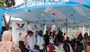 Bermandikan Hujan, Rere Tati Sri Hardina Sukses Helat Tebus Murah Bazar Sembako di Pancoranmas Depok