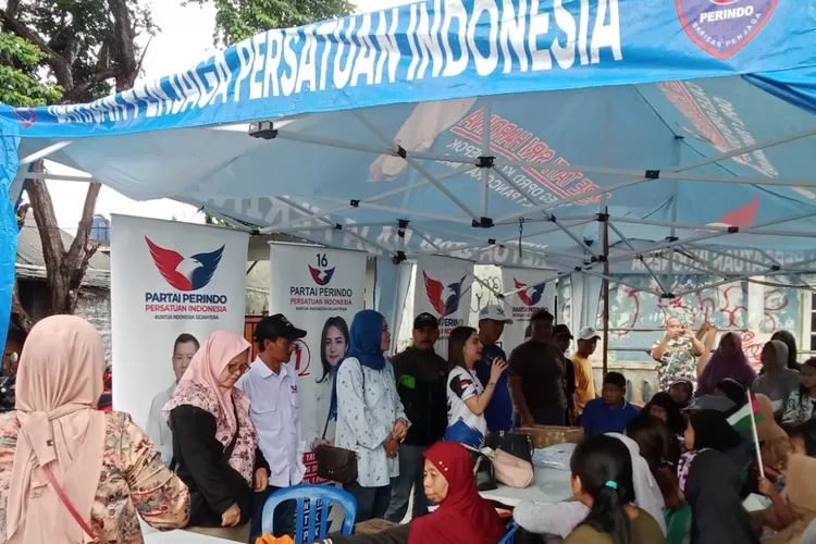 Caleg Partai Perindo nomor urut 1 untuk DPRD Kota Depok dari Dapil Pancoranmas, Rere Tati Sri Hardina, bermandikan hujan kala menyambangi masyarakat, Minggu (28/1).  (Tim Rere Tati Sri Hardina)