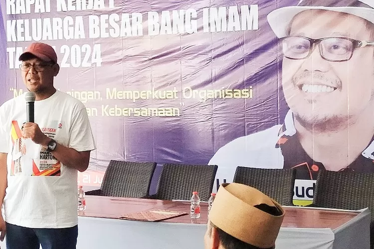 Calon Walikota Depok, Imam Budi Hartono menghadiri Rapat Kerja (Raker) Relawan KBBI, di D'Juntos Coffee N Kitchen, Kawasan Grand Depok City, Jumat (21/6). (FAHMI/RADAR DEPOK)