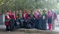 Perempuan Tangguh Aisyiyah Jepara Warnai World Clean Up Day di Pantai Bandengan