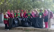 Perempuan Tangguh Aisyiyah Jepara Warnai World Clean Up Day di Pantai Bandengan