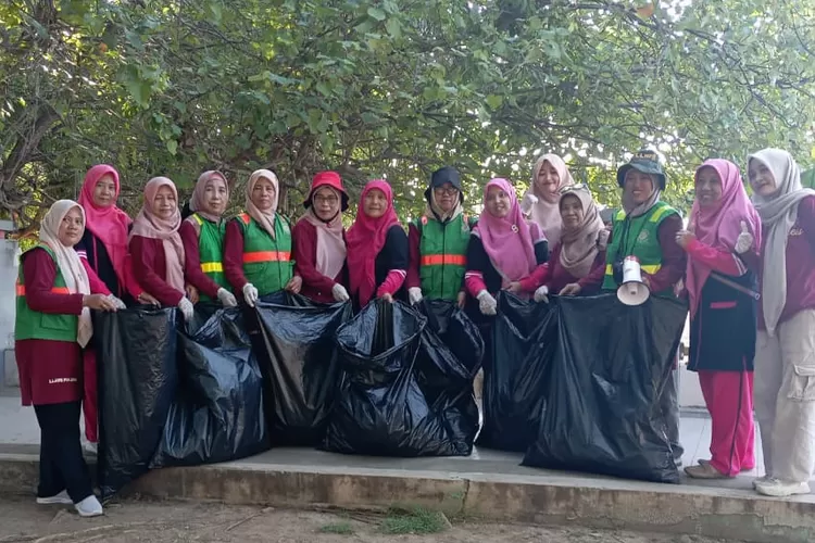 Aisyiyah Jepara gelar aksi inspiratif di World Clean Up Day 2025, ajak masyarakat jaga bumi lewat bersih pantai dan gerakan hijau.