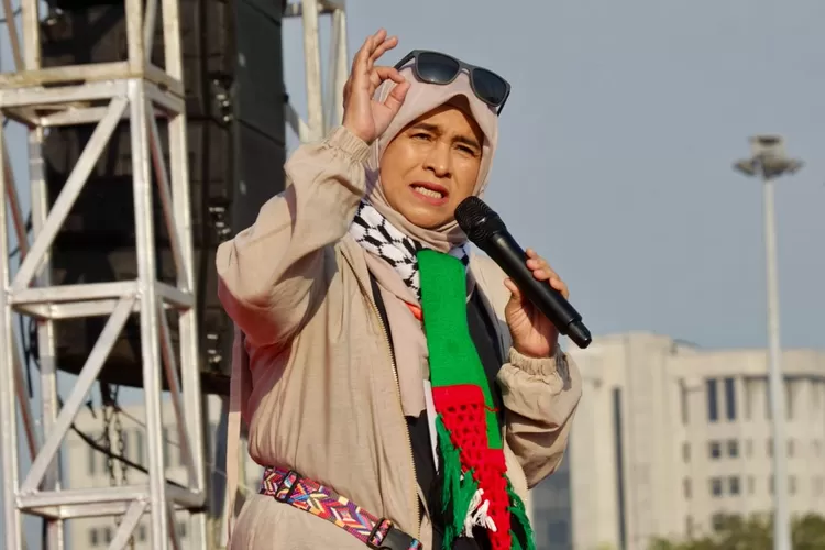 Aktivis perempuan, Ustazah Neno Warisman ketika memberikan orasi di aksi "Bersatu Padu Selamatkan Gaza" yang digelar di Lapangan Monas, Jakarta Pusat, Ahad (3/8/2025) - Foto: Henri Lukmanul Hakim