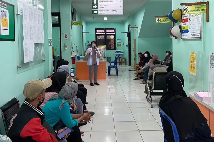 UPT Puskesmas Kelurahan Ratujaya memberikan penyuluhan diabetes melitus kepada pasien, di Puskesmas Ratujaya, Selasa (14/11). (Radar Depok)