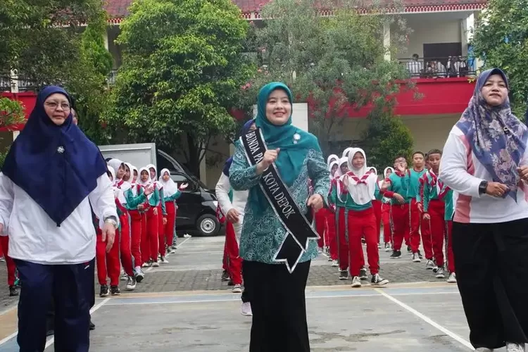 TP PKK Kota Depok, Siti Barkah Hasanah didampingi Kepala Disdik Kota Depok, Siti Chaerijah Aurijah menyapa anak-anak SDN Sukatani 4. (DOKUMEN PEMKOT DEPOK)
