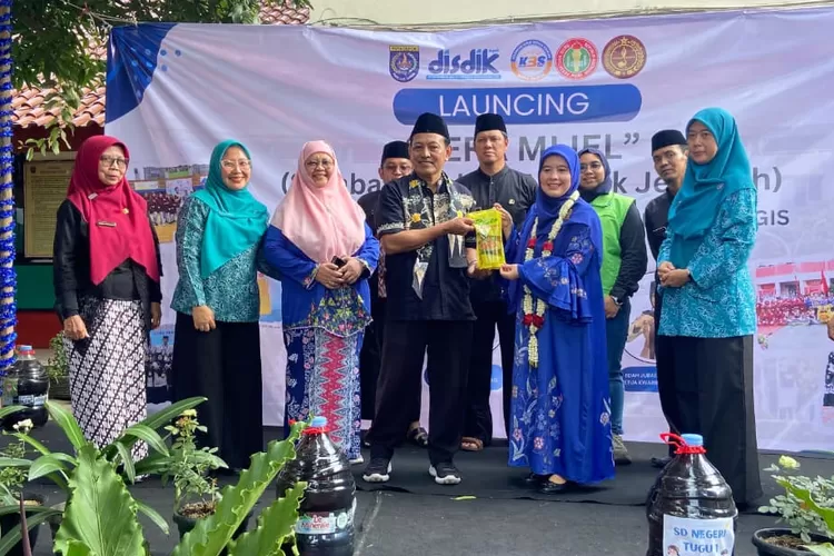 Ketua TP-PKK Kota Depok, Siti Barkah Hasanah atau akrab disapa Cing Ikah saat menerima secara simbolis minyak jelantah dalam Program Sera Mijel di SDN Tugu, Kecamatan Cimanggis, Kamis (6/11/2025).&nbsp; (ANDIKA EKA/RADAR DEPOK)