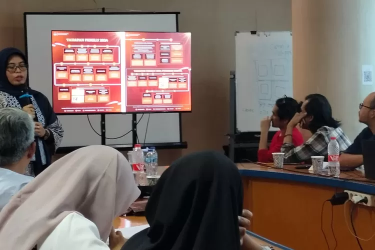Ketua KPU Jabar Ummi Wahyuni saat berdiskusi dengan redaksi Radar Bogor Group, Jumat (27/10). (FAHMI/RADAR DEPOK)