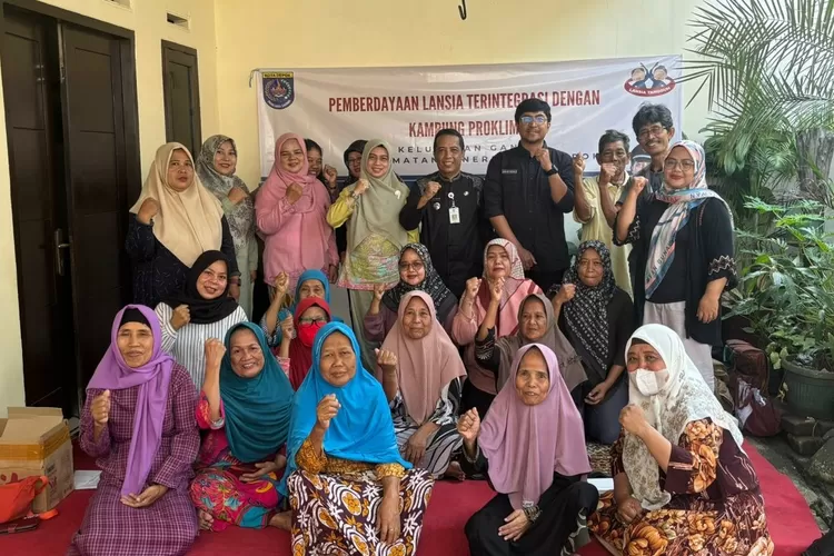 Lansia di Kelurahan Gandul, Cinere, Depok diajak aktif dalam merawat lingkungan, kemarin (12/9). (RADAR DEPOK)