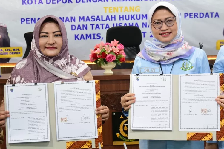 Kepala DPUPR Kota Depok, Citra Indah Yulianty (kiri) dan  Kepala Kejari Depok, Silvia Desty Rosalina menunjukan surat kerjasama (ANDIKA EKA/RADAR DEPOK)