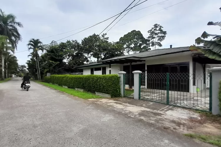 TKP : Rumah kosong milik warga, lokasi pelaku pembobolan rumah yang berhasil ditangkap warga, di Jalan Rambutan, RT1/6 Kelurahan Duren Seribu, Kecamatan Bojongsari, Jumat (22/3). (ALDY RAMA/RADAR DEPOK)