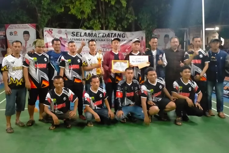 PB 13 Bojong Barat setelah pembagian hadiah dan piala pada gelaran turnamen olahraga bulu tangkis di RW5 Kelurahan Boponter, Kecamatan Cipayung. (ANDIKA EKA/RADAR DEPOK)