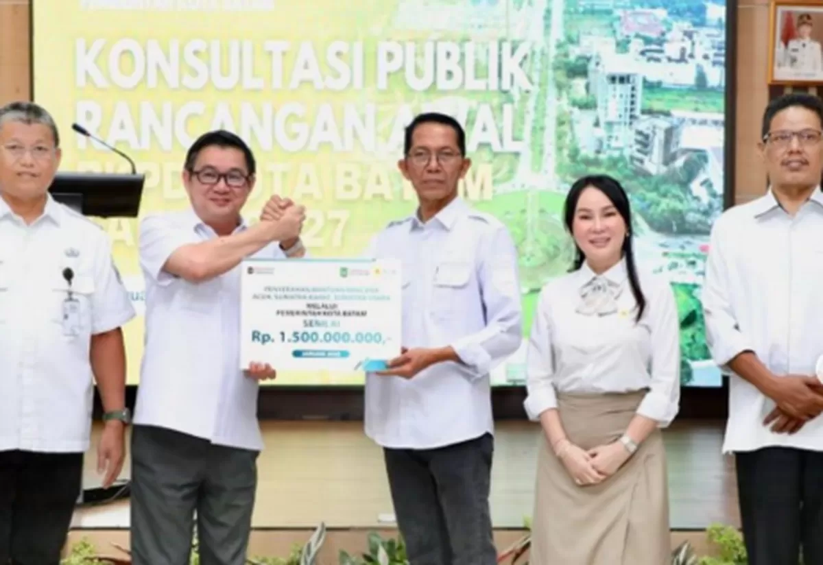 Walikota Batam Amsakar Achmad didampingi Wakil Walikota Batam Li Claudia Chandra dan unsur Muspida saat menerima bantuan korban bencana alam Sumatera. (Foto:Diskominfo Batam)