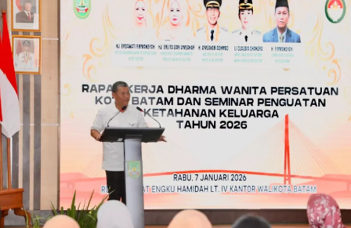 Sekda Kota Batam, Firmansyah saat memberi sambutan pada kegiatan Raker DWP Kota Batam. (Foto:Diskominfo Batam)