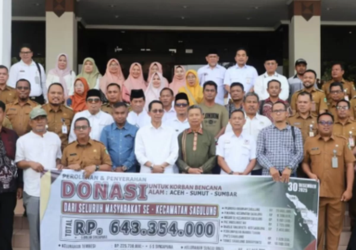 Walikota Batam Amsakar Achmad foto bersama panitia penggalangan dana se Kecamatan Sekupang.