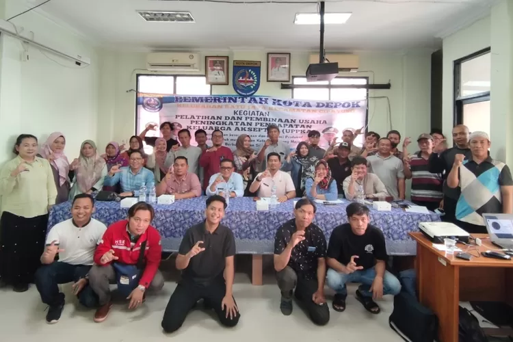 Lurah Ratujaya dan stakeholder bersama peserta UPPKA (Radar Depok)