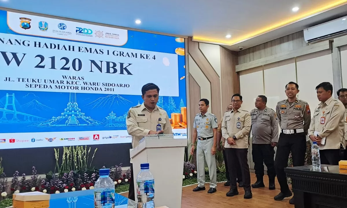 Pelaksanaan undian berhadiah keping emas bagi wajib pajak kendaraan bermotor di Jatim,  berlangsung di Surabaya. (Ist).   