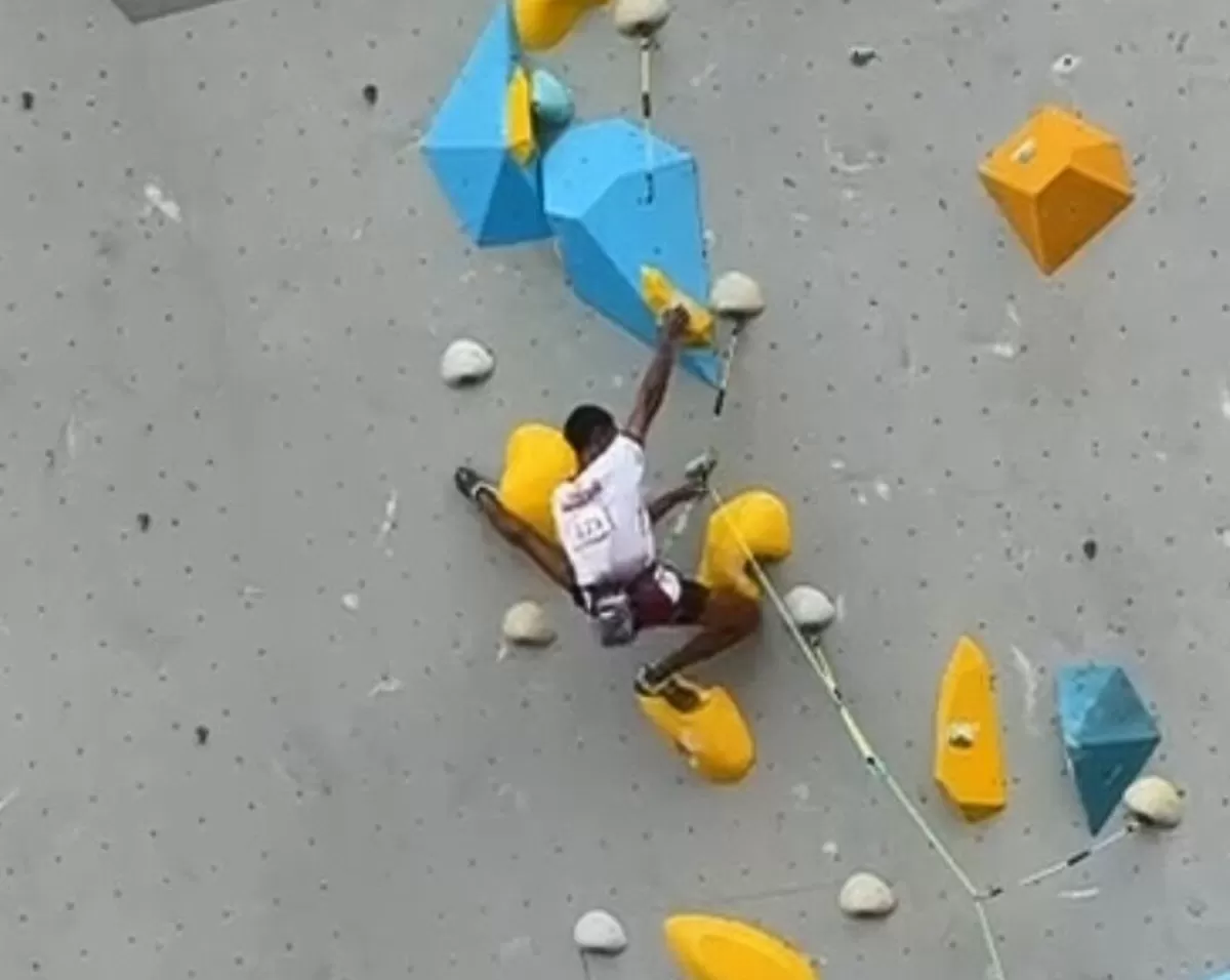 Pemanjat Indonesia Raviandi Ramadhan di putaran final nomor lead putra  World Climbing Asia Championship 2026. Bertanding di Meishan, Minggu, 12 April 2026, ia mengamankan satu tiket tersisa. (FPTI)