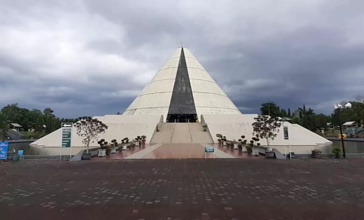 Museum Monumen Yogya Kembali atau Monjali berada Kabupaten Sleman, Provinsi Daerah Istimewa Yogyakarta. 